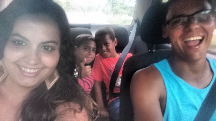 No carro (indo pro mc donald) com dois priminhos dele!