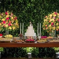 mesa rustica com o muro ingles no fundo