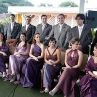 madrinhas sentadas e padrinhos em pé