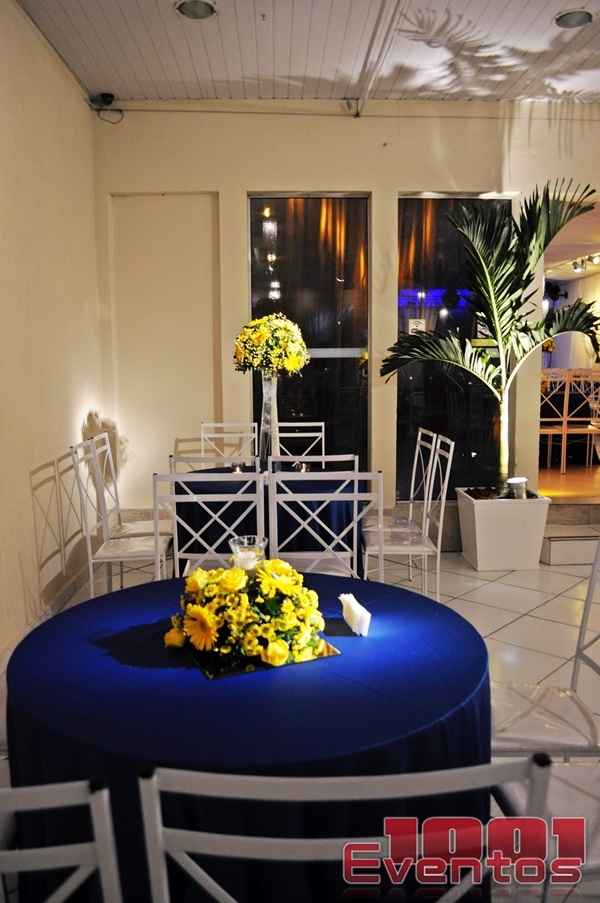 Azul com amarelo