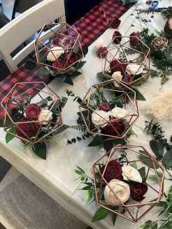Centro de mesa baixo, o tom do casamento vai ser Marsala, então provavelmente não vão ser rosas verm