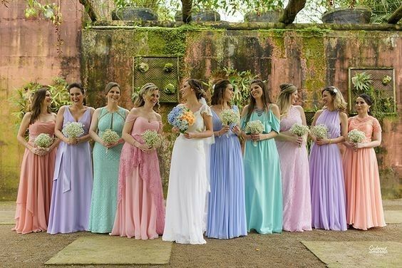 Madrinhas, vestidos tudo da mesma cor ou cores diferentes? 7