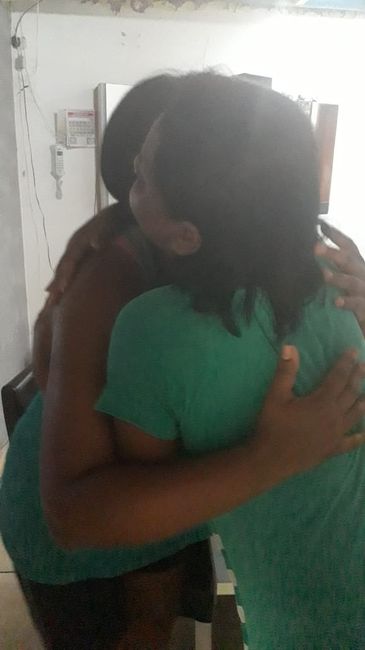 Aquele abraço emociona-te da entrega do convite de madrinha  ❤