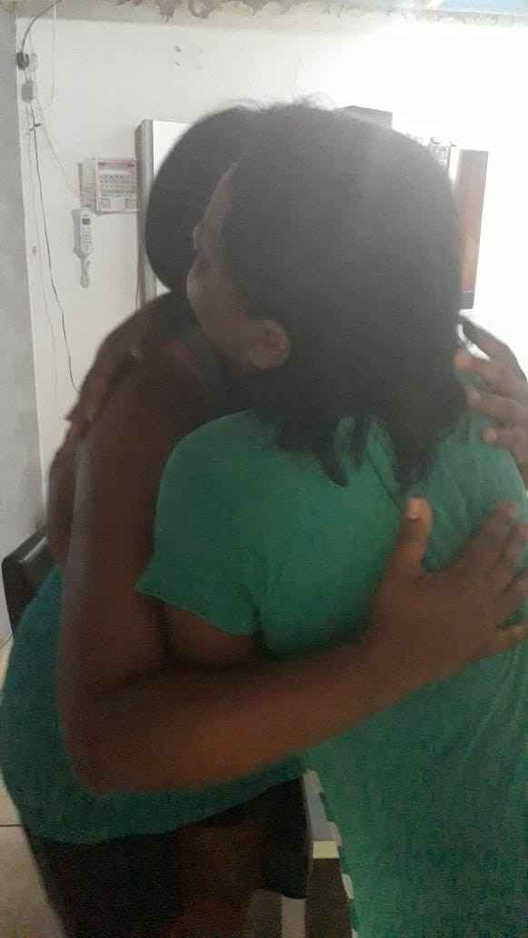Aquele abraço emociona-te da entrega do convite de madrinha  ❤