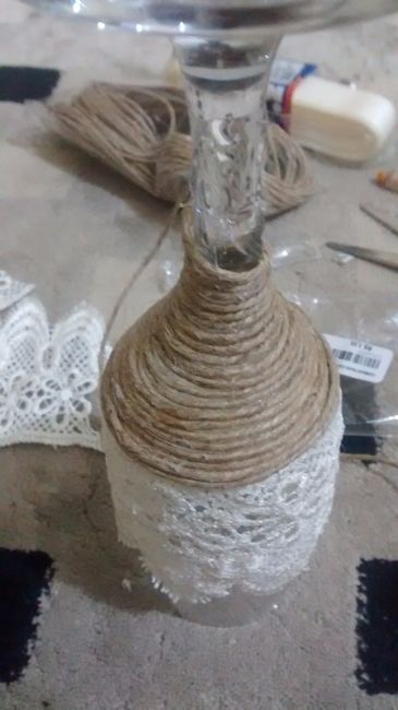 2/3 Aplica a renda sobre a cola e depois enrola com cordão sisal