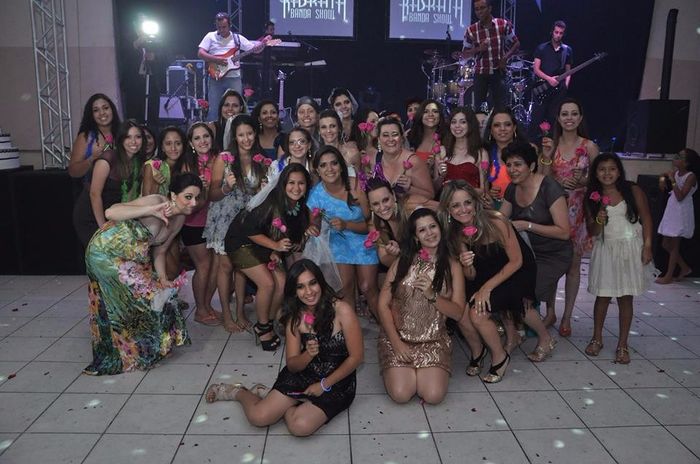 Minha amiga jogou o buque de rosas e elas se espalharam (eu e mais umas 25 mulheres pegaram kkkkk)