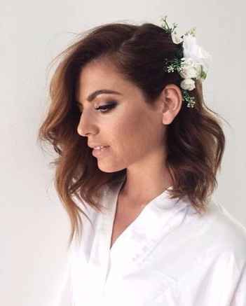 Penteado - Solto com acessório de flores