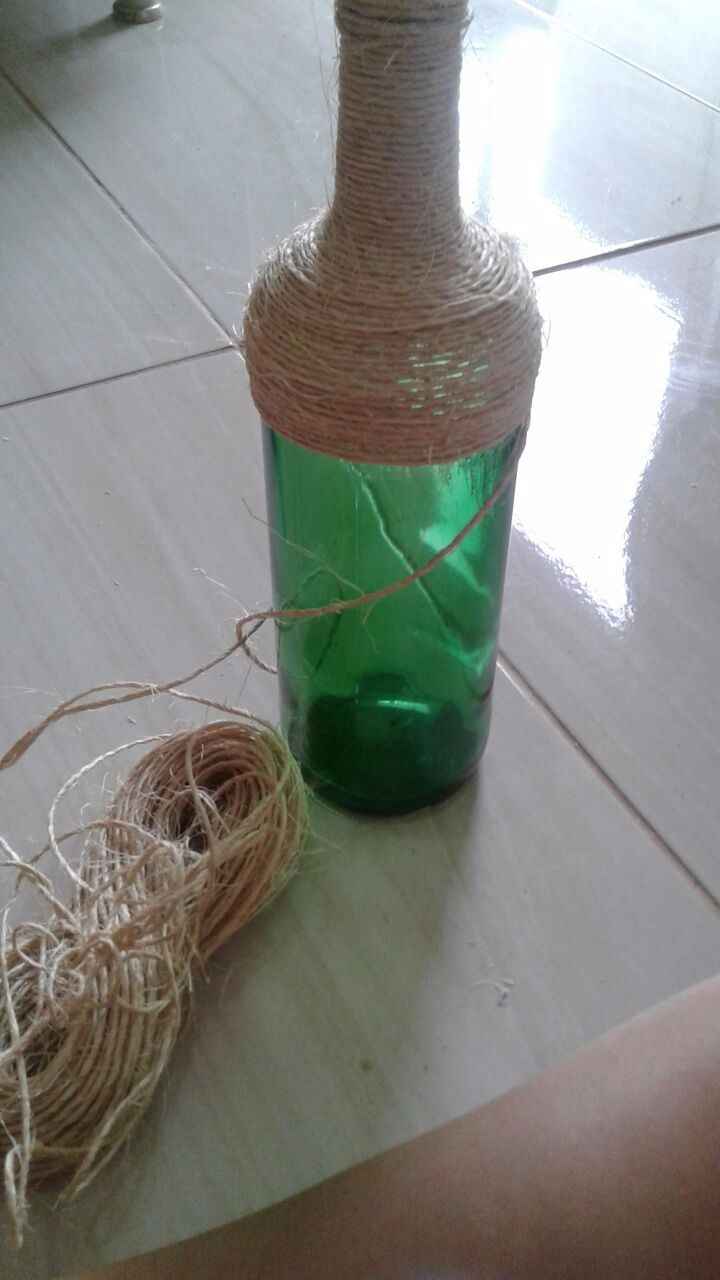 Garrafa de Vidro em andamento, enroladando o sisal!