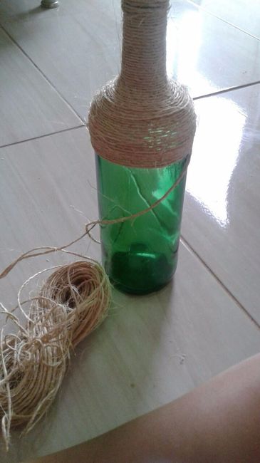 Garrafa de Vidro em andamento, enroladando o sisal!