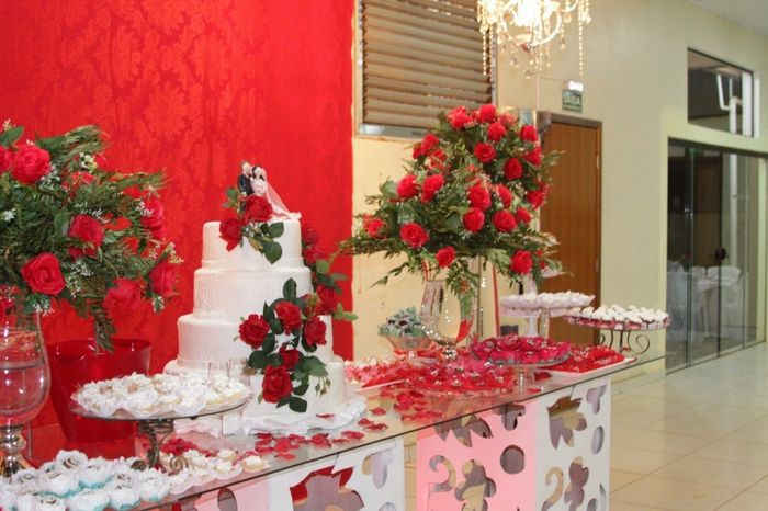 Bolo Branco com rosas