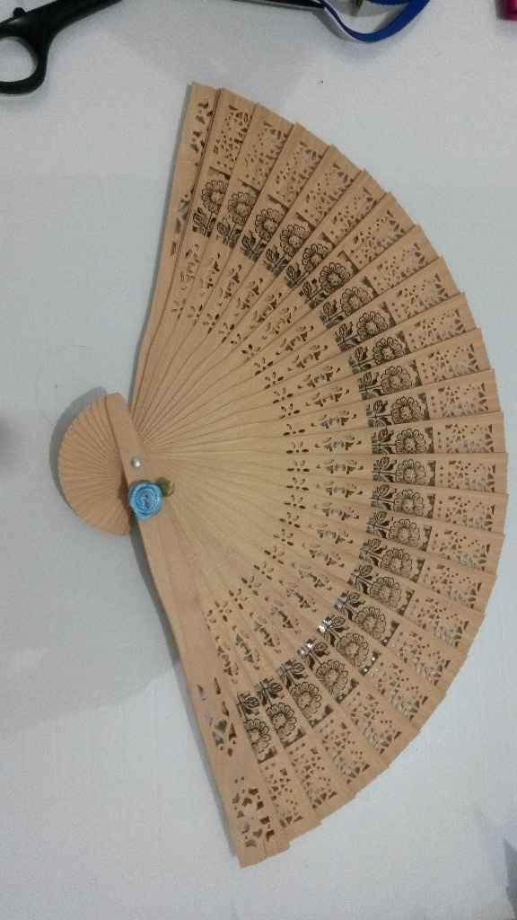 Leque aberto com aplique de flor