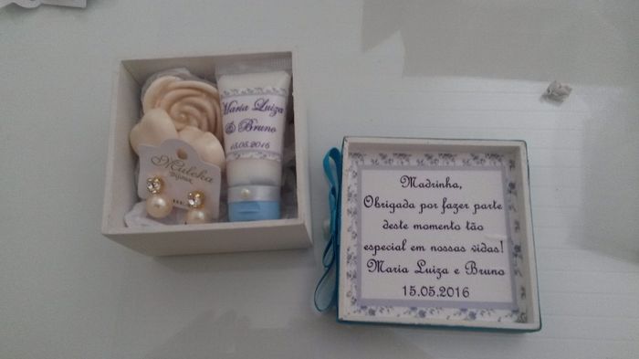 Caixa aberta com mimos