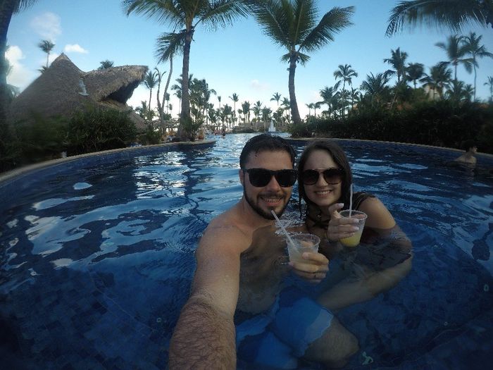 Piscina com bar que podia pegar sucos, refri, bebidas alcoólicas 