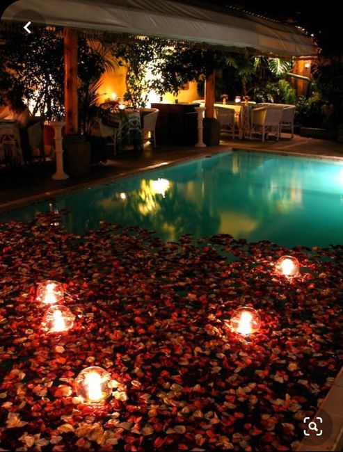Decoração da piscina no espaço da festa 8