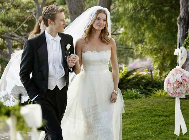 Cerimônia de Casamento com Daniel Grayson, Emily Thorne entra acompanhada de Nolan Ross, vestido tom