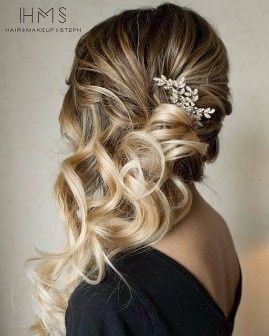 Penteado misto nem solto, nem preso ,mais o que mais encanta é a simplicidade dele
