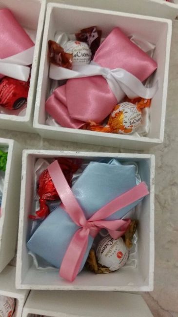 Gravatas azul e rosa e trufas para os padrinhos