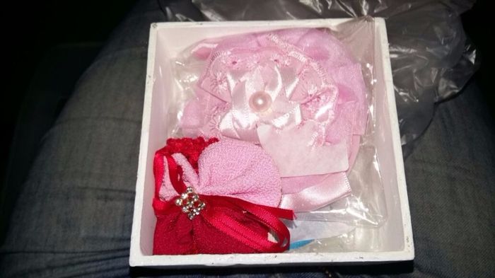 Caixa para daminha bebê com faixas de cabelo