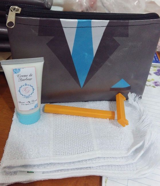 Lembrança pros padrinhos - Kit de barbear com a necessarie. A necessarie eu mandei fazer e saiu supe