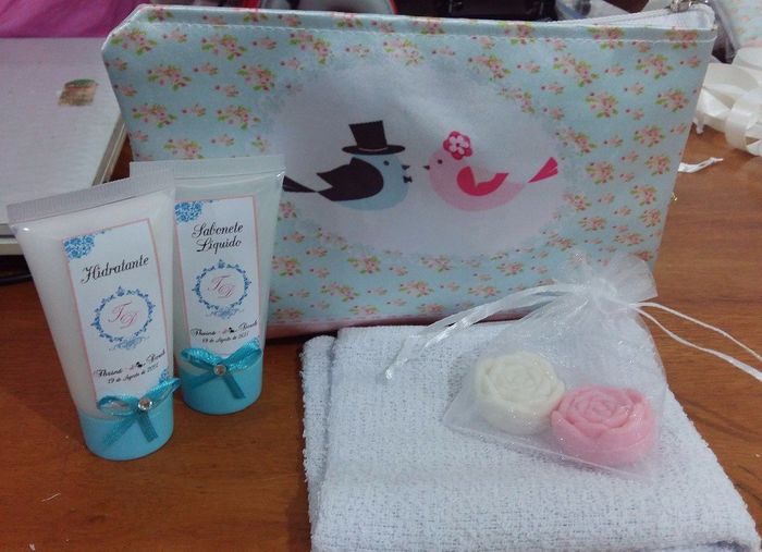 Lembrança das madrinhas - Kit banho com a necessarie. Eu que enchi tudo também, e gastei bem pouco. 
