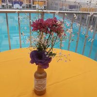 Garrafa pintada de jet dourado, com flores compradas na CADEG