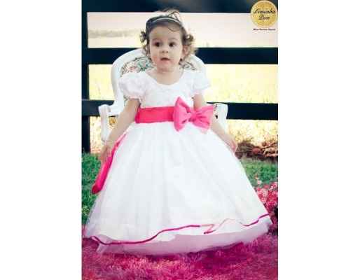 9- Vestido branco com laço cor de rosa