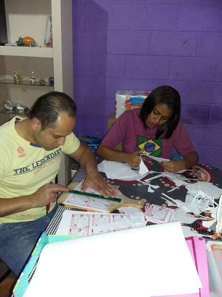Trabalhando juntos nos mínimos detalhes. 