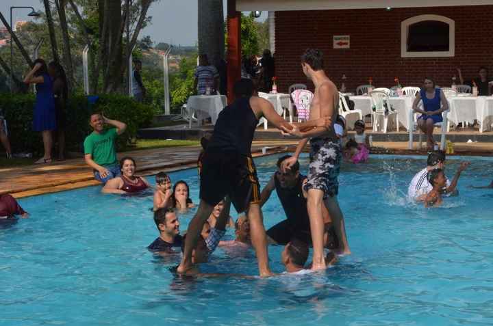 E o povo aproveitou bem o dia de sol na piscina rs