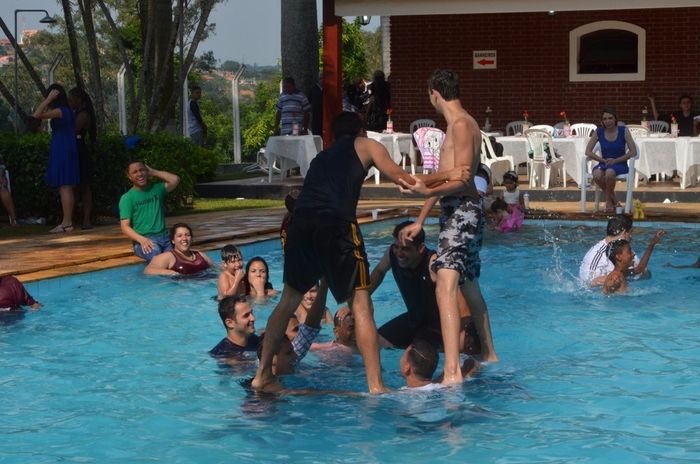 E o povo aproveitou bem o dia de sol na piscina rs