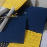 Aberto e fechado na parte de trás com o pergaminho em anexo.