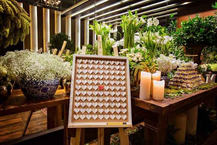 – Velas, elementos delicados nos porta guardanapos, plaquinhas com dizeres românticos e muitas fotos