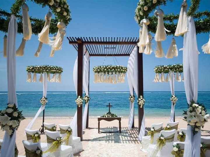 O céu, o mar e a energia da natureza garantem um encanto especial ao casamento na praia
