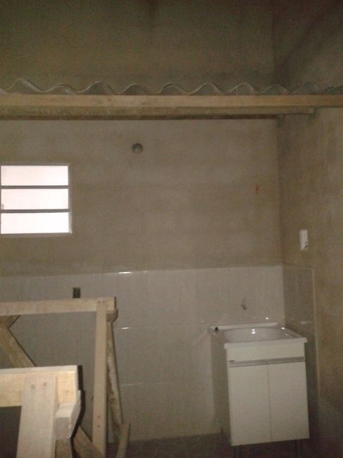 Área de serviço com o tanque e telhado.