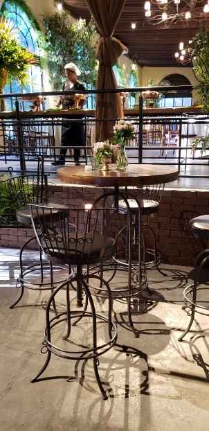 Mesa e banquetas para a pista de dança 