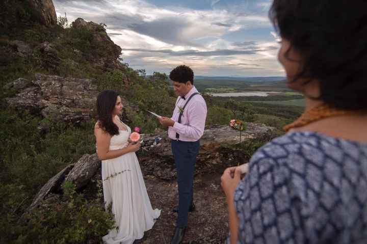Noivo lindo lendo os votos 