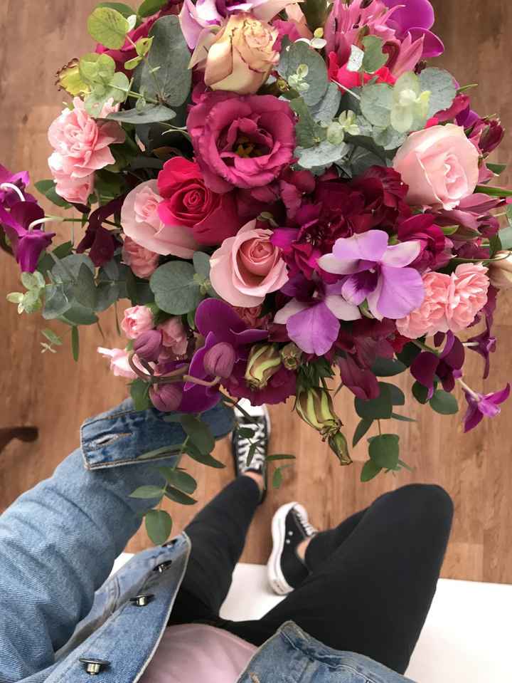 Com quantas flores se faz um buquê de noiva? 🧐🌾🌺🌻🌹🥀🌷🌸🌼 - 1