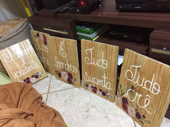 Vou por essas plaquinhas que eu fiz nesse caminho, apoiadas num cachepô com bola belga de crisântemo