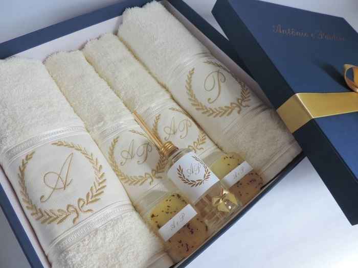 O convite dos pais. Um kit com toalhas de banho e  lavabo bordadas, sabonetes e um aromatizador de a