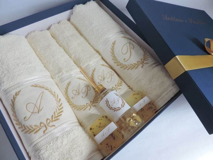 O convite dos pais. Um kit com toalhas de banho e  lavabo bordadas, sabonetes e um aromatizador de a