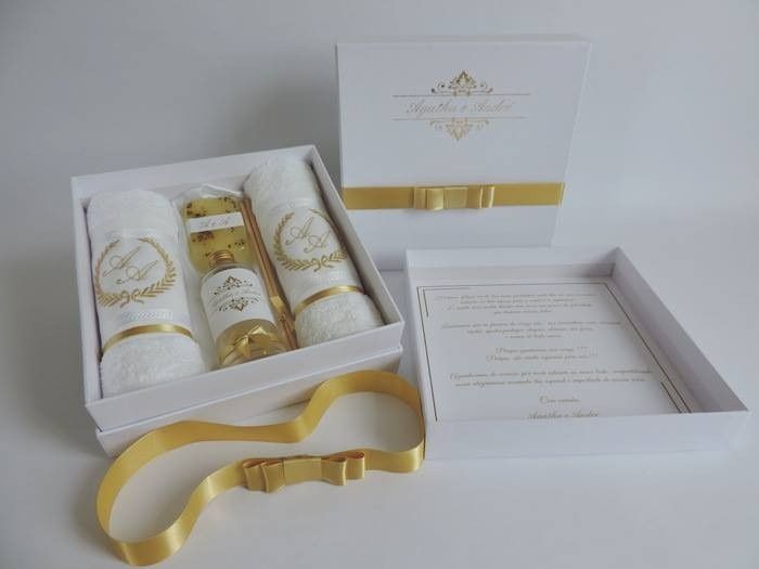 O convite das avós. um kit de toalhas e sabonetes e um copo personalizado.