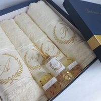 O convite dos pais. Um kit com toalhas de banho e  lavabo bordadas, sabonetes e um aromatizador de a