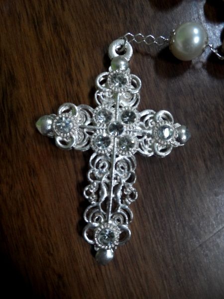 Detalhe do crucifixo em pedras