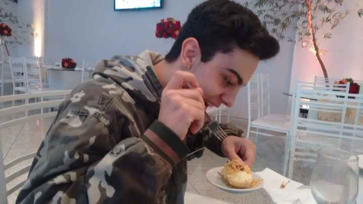 Luquinha degustando Batata recheada de requeijão e bacon