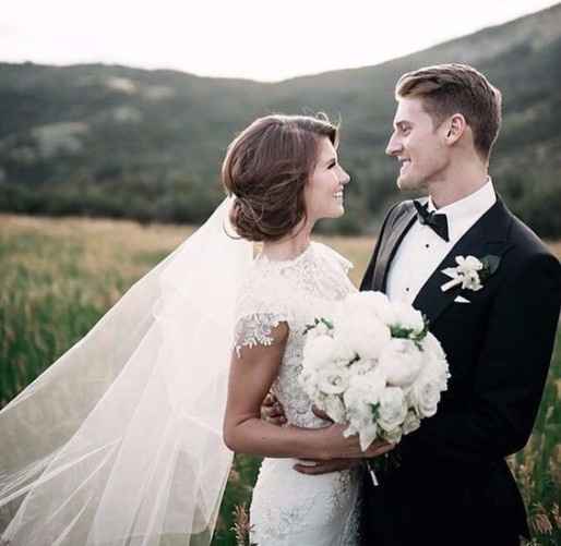 Casal de look clássico