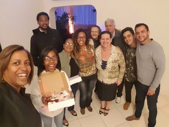 Família e a dona do Buffet