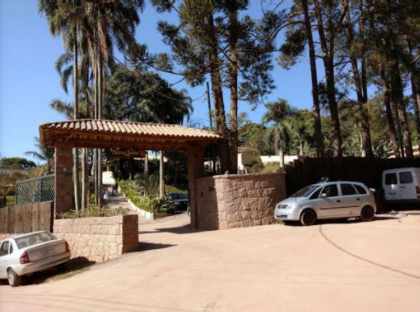 Entrada da Chácara, com estacionamento no local para 200 carros