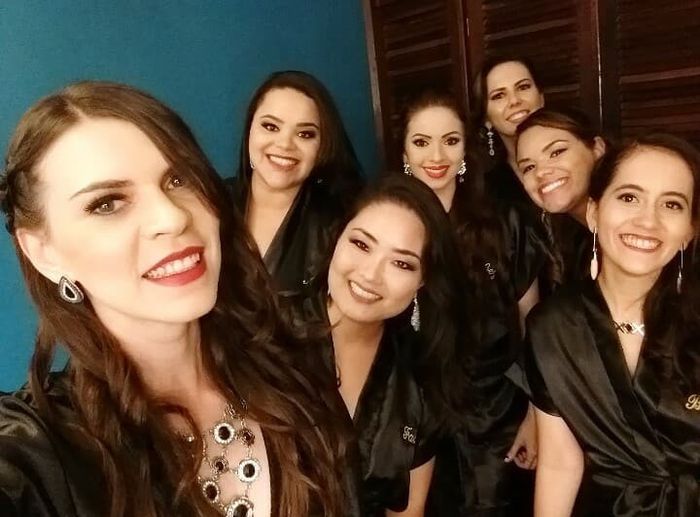 Madrinhas lindas e felizes se arrumando (nessa foto falta só uma)