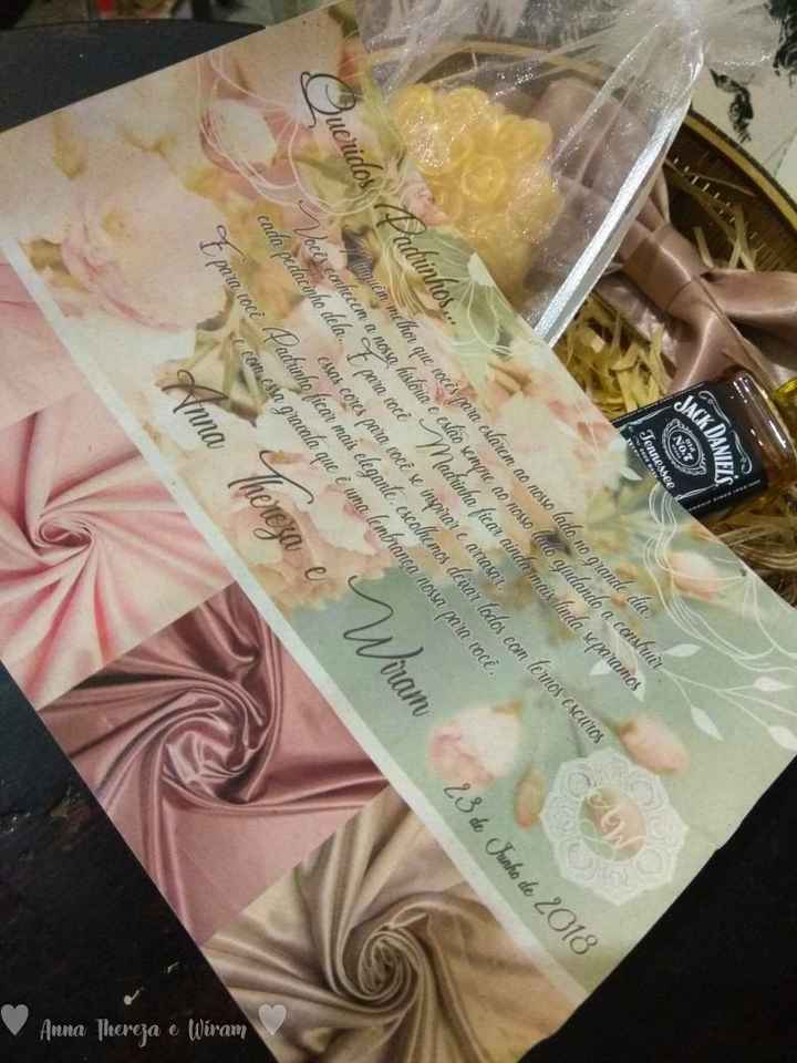 Esse foi pros Padrinhos que são casais! (tá faltando o esmalte e o Ferrero)