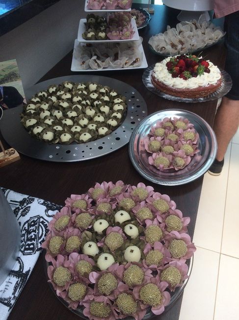 Doces (não estão aparecendo os cajuzinhos, eles estão na parte de baixo do porta doces)