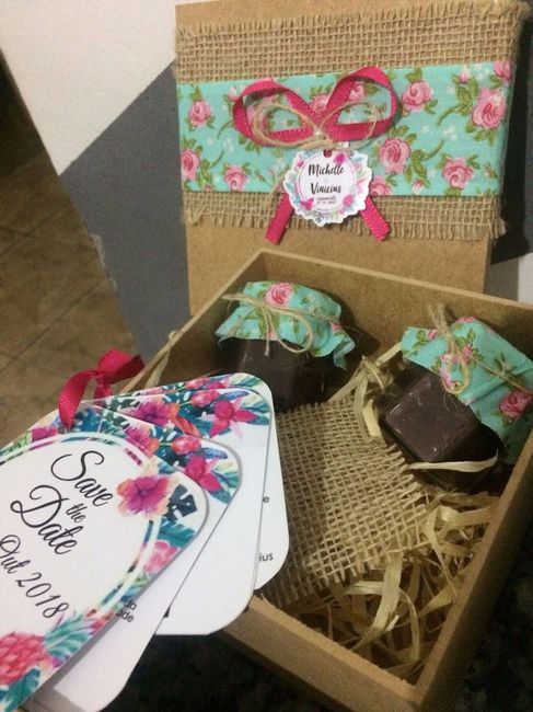 Caixa de MDF , Juta + tecido de algodão para a tampa e lacinho de cetim. Brigadeiros de colher em po